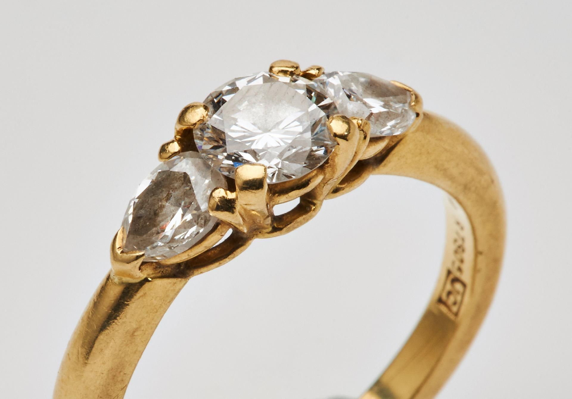 Vitrinenobjekte und Preziosen : Goldener Diamantring von Cartier London. - Image 2 of 3