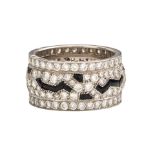 Vitrinenobjekte und Preziosen : Diamant - Onyx Ring von Cartier.