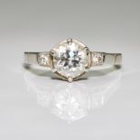 Vitrinenobjekte und Preziosen : Cartier Diamant Solitär-Ring Modell "1895"