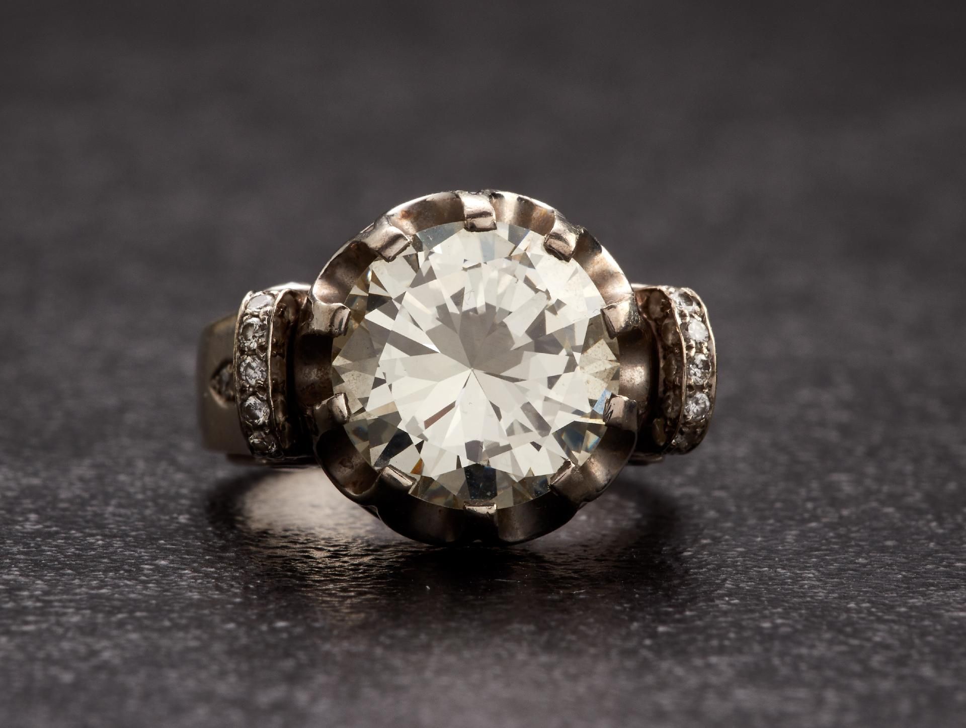 Vitrinenobjekte und Preziosen : Diamant Solitaire Ring in der Art von Boivin, ca 51/2 Karat. - Bild 6 aus 10