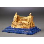 Vitrinenobjekte und Preziosen : Goldene Skulptur des Altare della Patria (Monumento Nazionale a ...