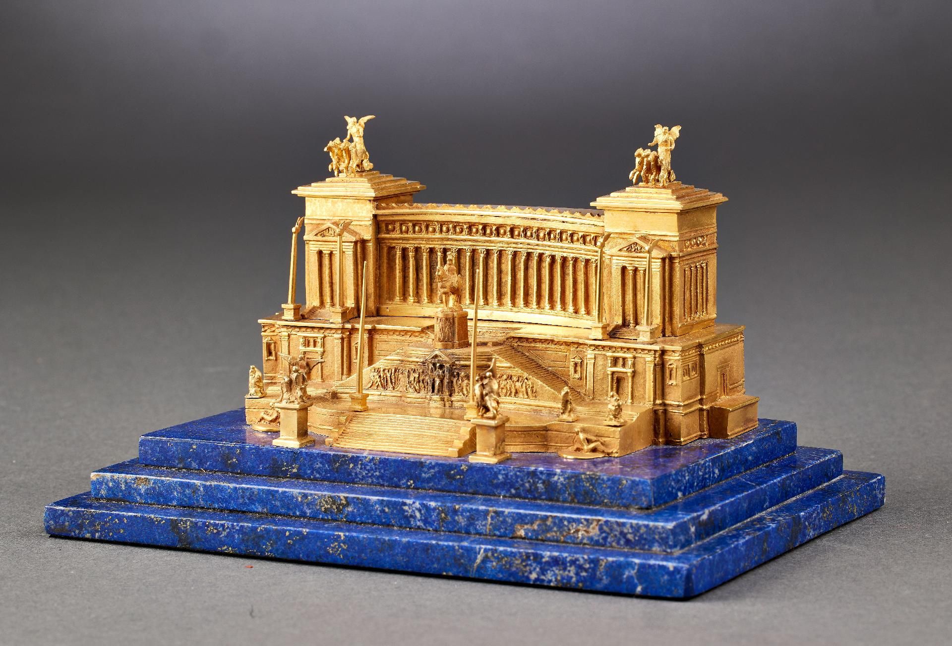 Vitrinenobjekte und Preziosen : Goldene Skulptur des Altare della Patria (Monumento Nazionale a ...