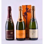 1 Flasche Veuve Cliequot, 1 Flasche Armand de Valpuy & 1 Flasche Cremant