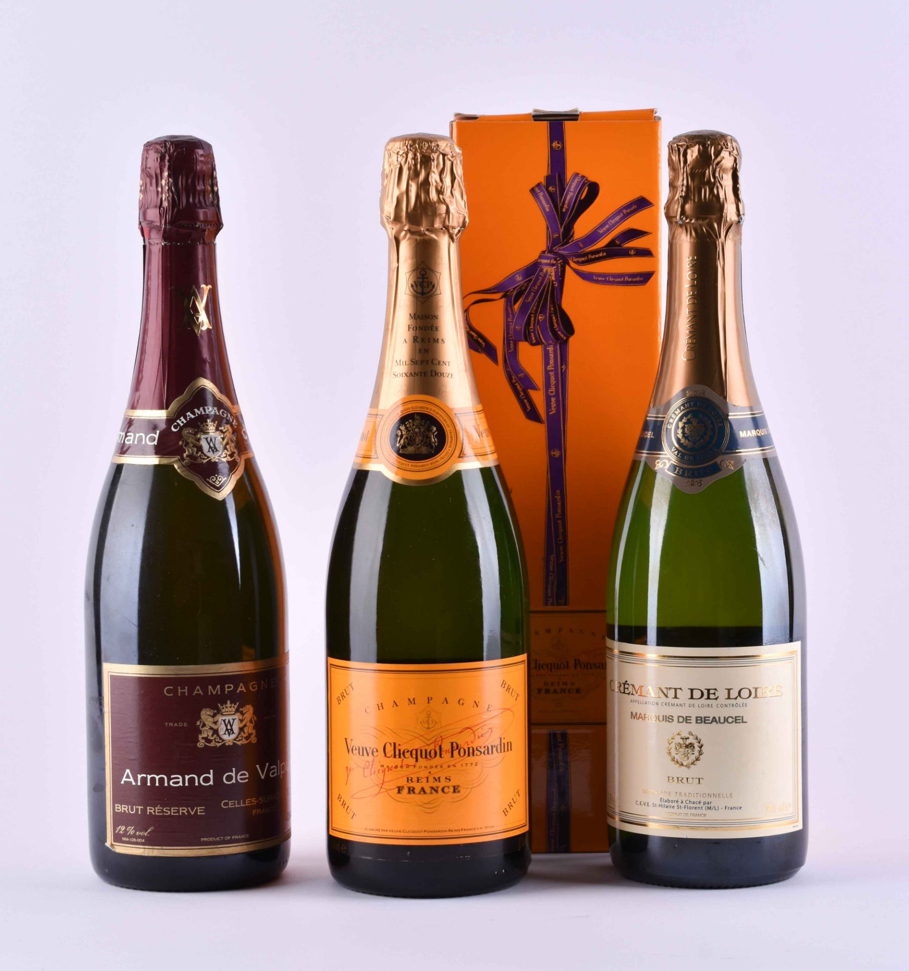 1 Flasche Veuve Cliequot, 1 Flasche Armand de Valpuy & 1 Flasche Cremant