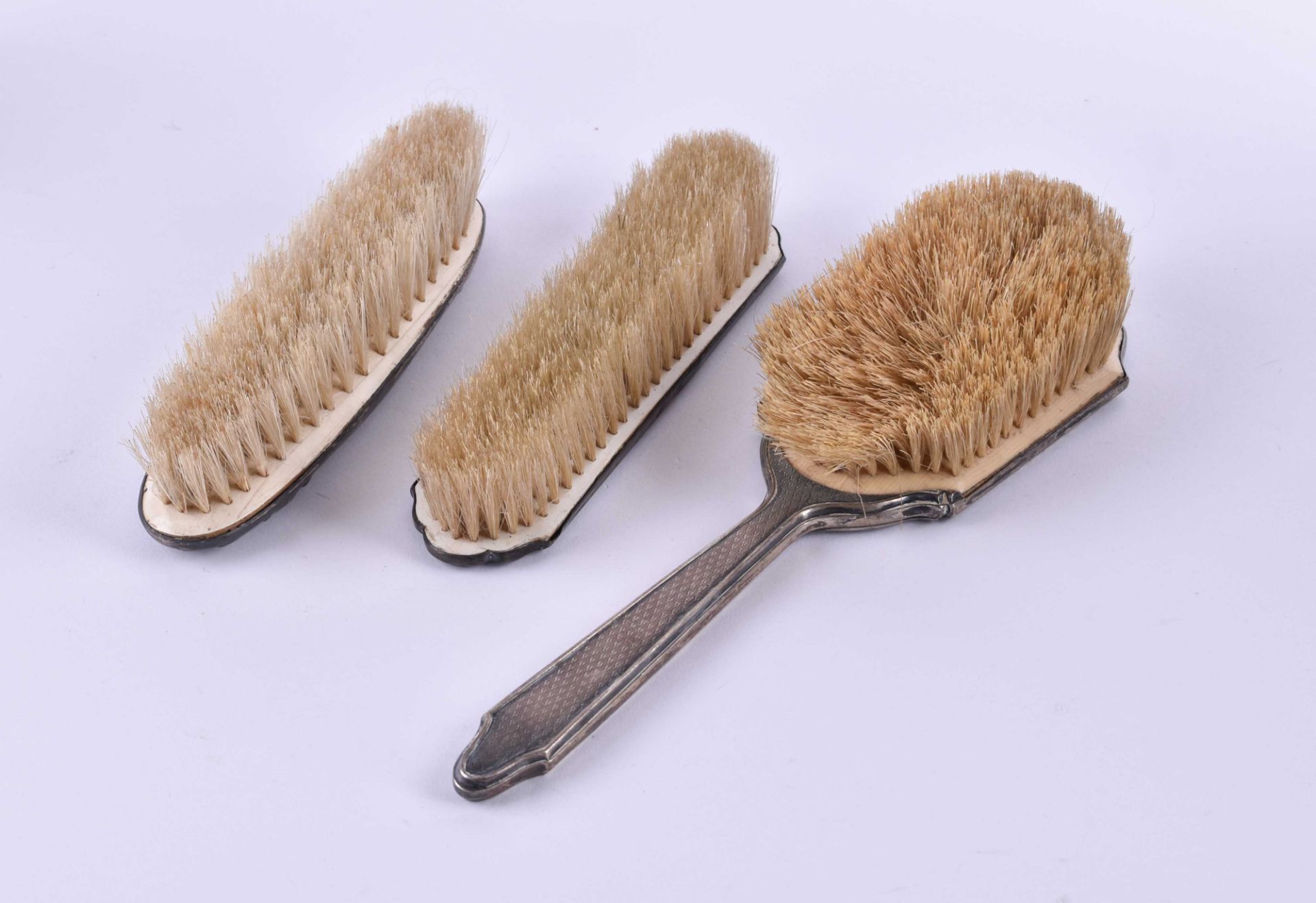 A group of brushes - Image 2 of 4