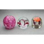 3 Paperweights *Blüten* u.a.