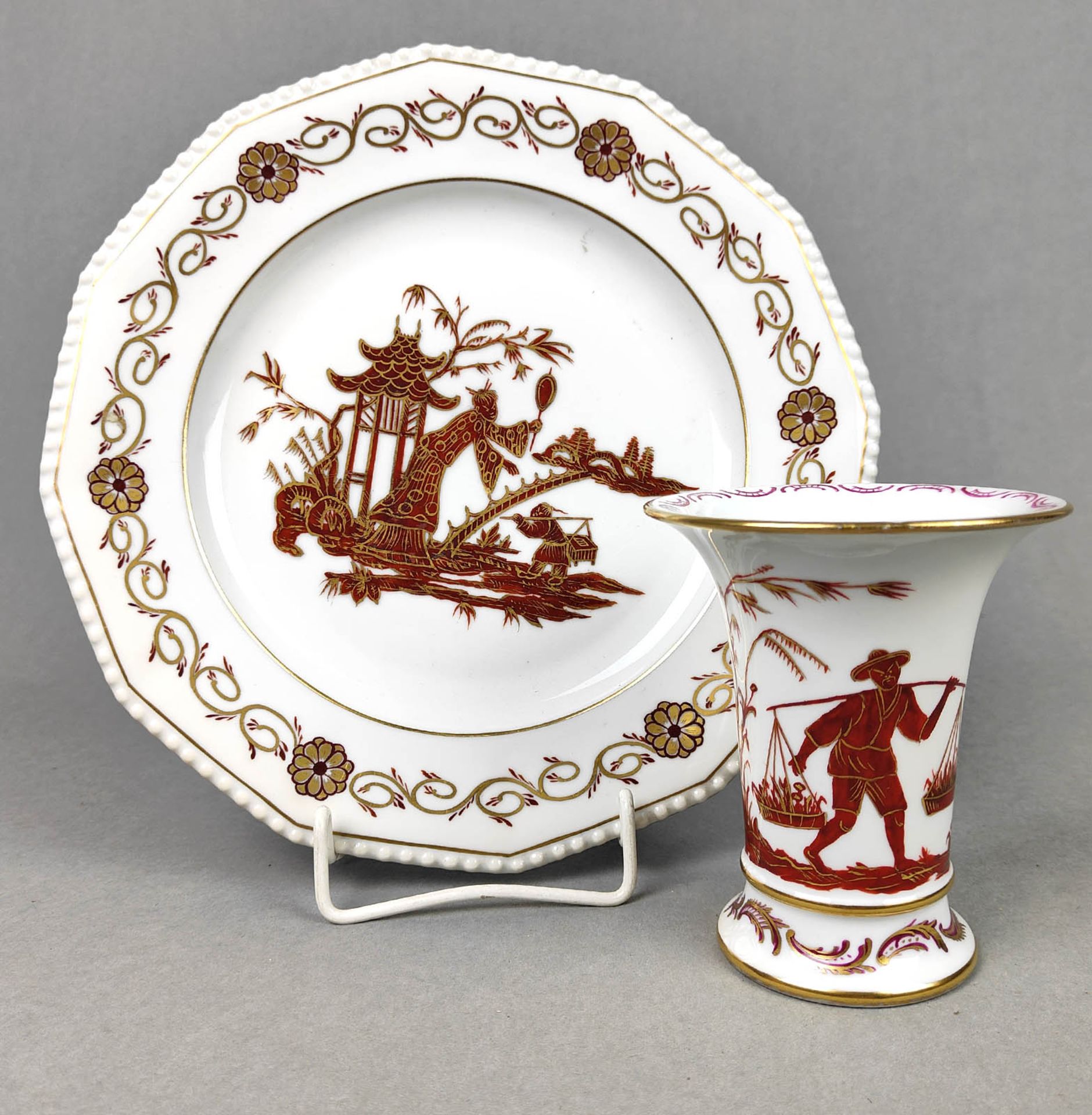 Vase und Teller mit asiatischer Malerei
