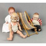 3 Puppen und Liegestuhl