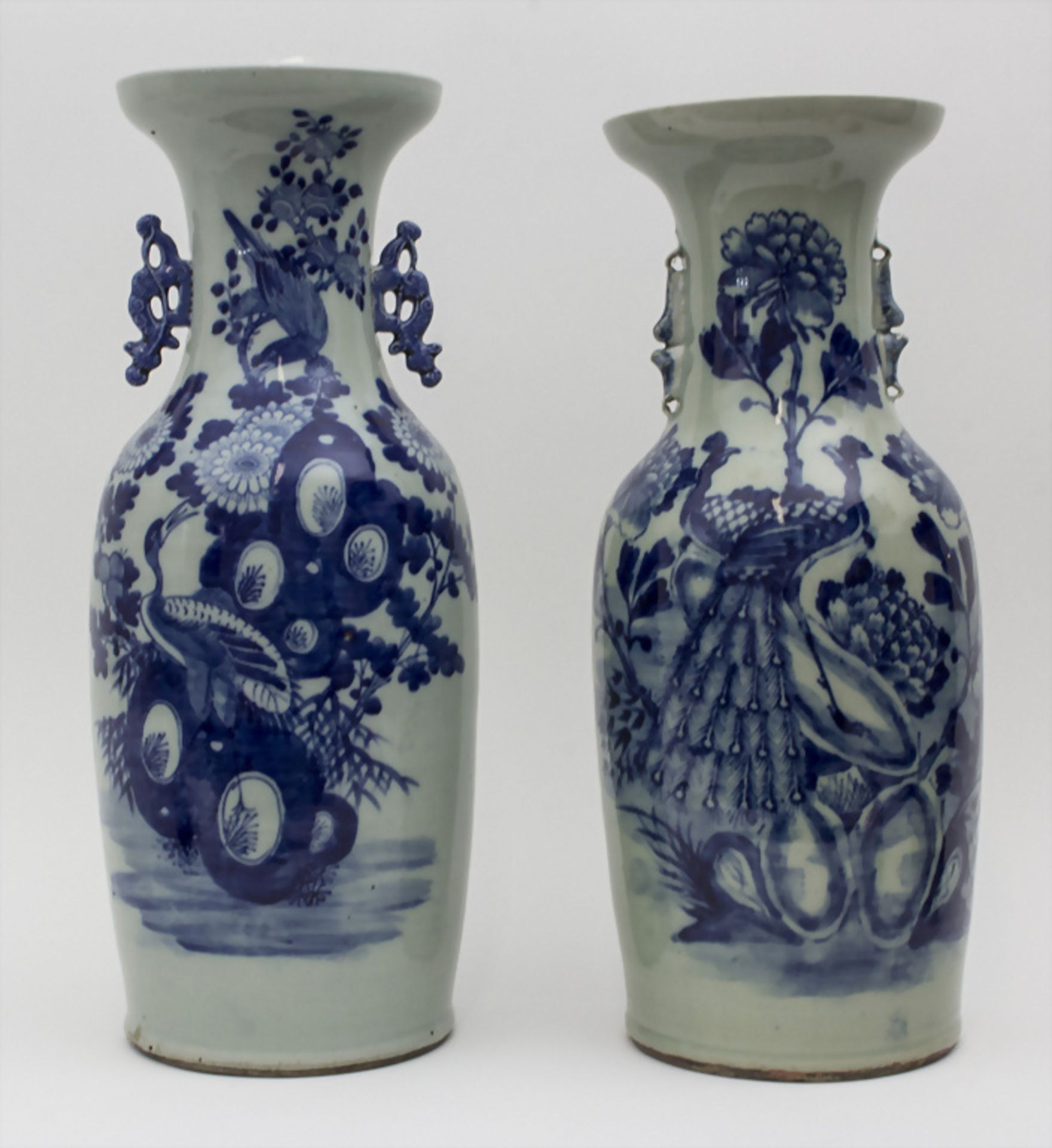 Zwei Bodenvasen mit Kranich- und Pfauendekor / 2 floor vases with crane and peacock decor, ...