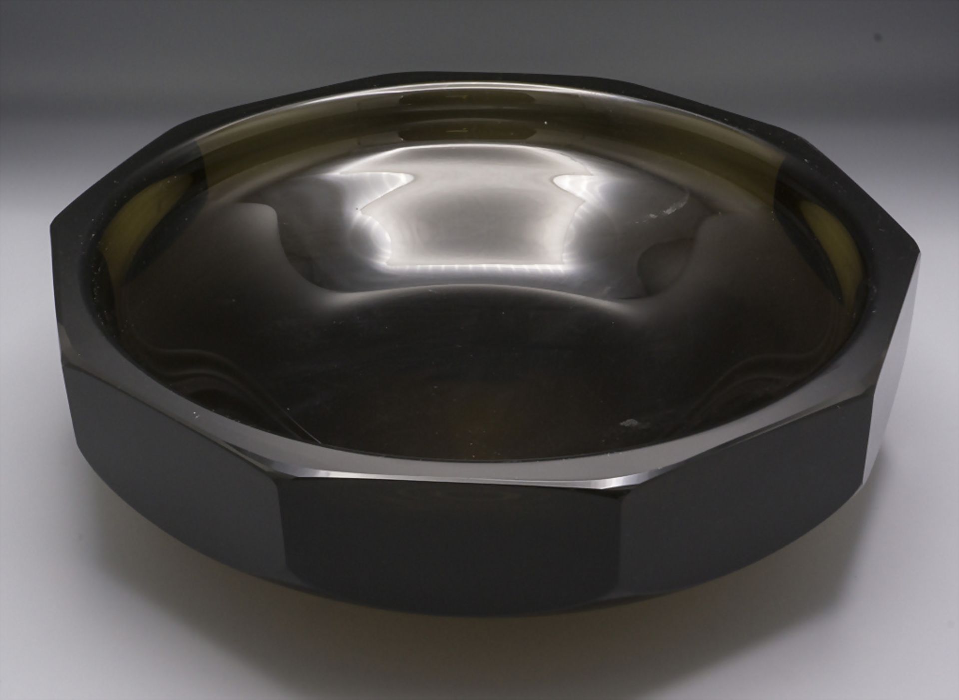 Rauchglas Schale / A smoked glass bowl, Daum, Frankreich, 20. Jh.