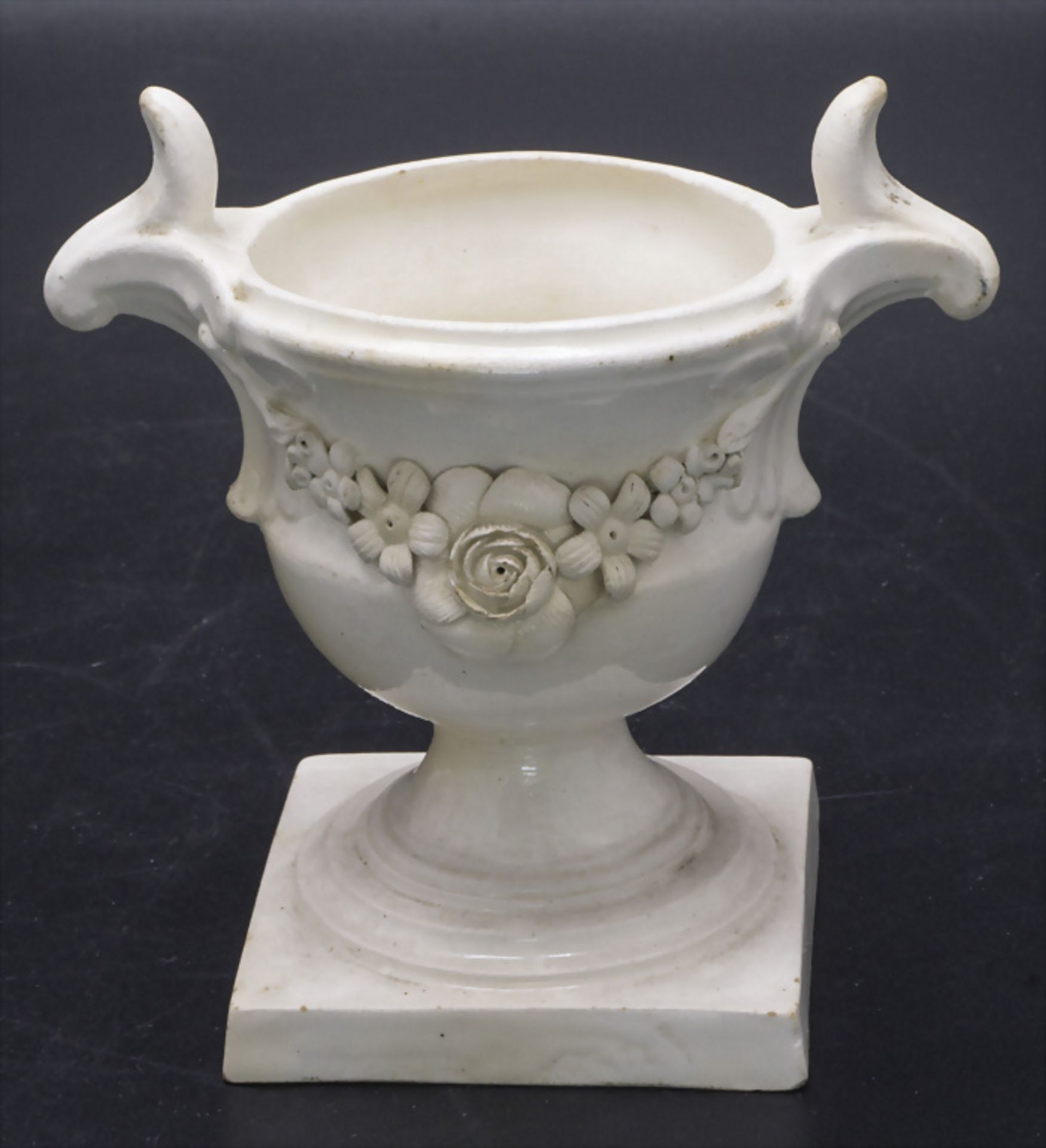 Creamware Kraterväschen / A creamware / pearlware / faience fine footed vase, Frankreich, um 1765