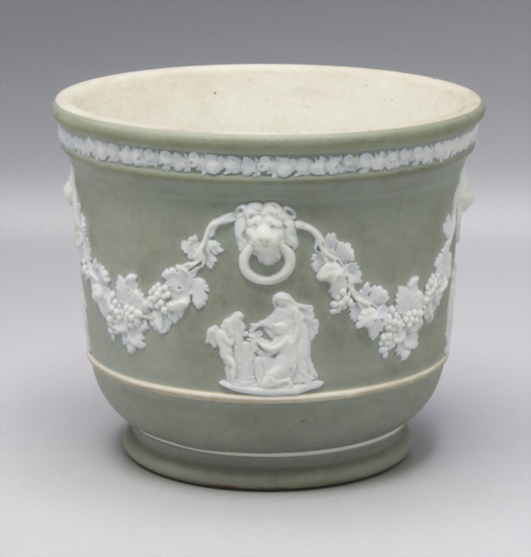 Übertopf mit klassizistischen Darstellungen / A cachepot with classicistic scenes, Wedgwood, ...