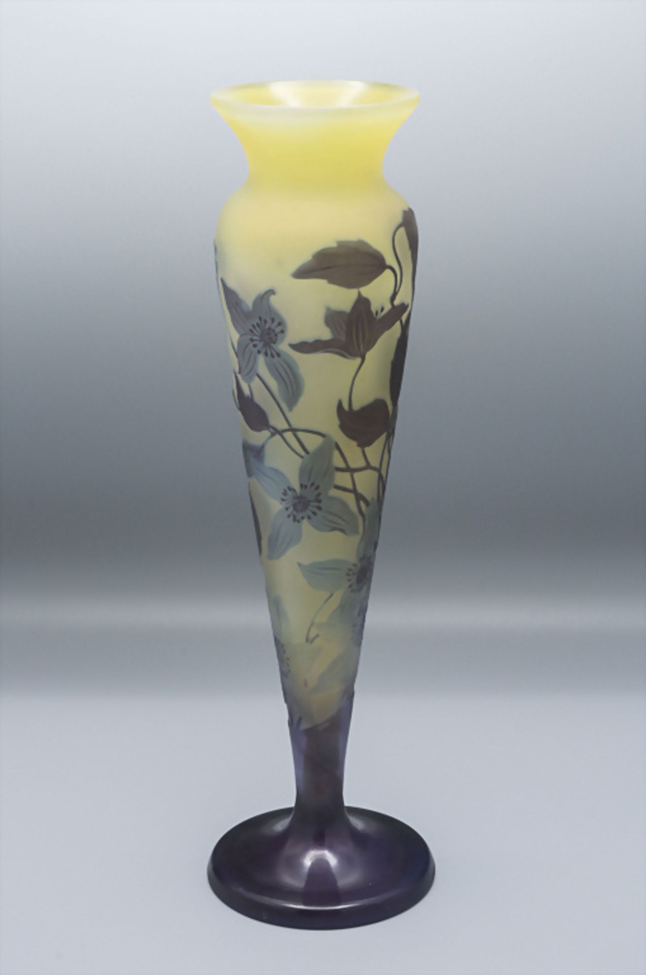 Jugendstil Vase mit Clematis / An Art Nouveau cameo glass vase with clematis, Emile Gallé, ...