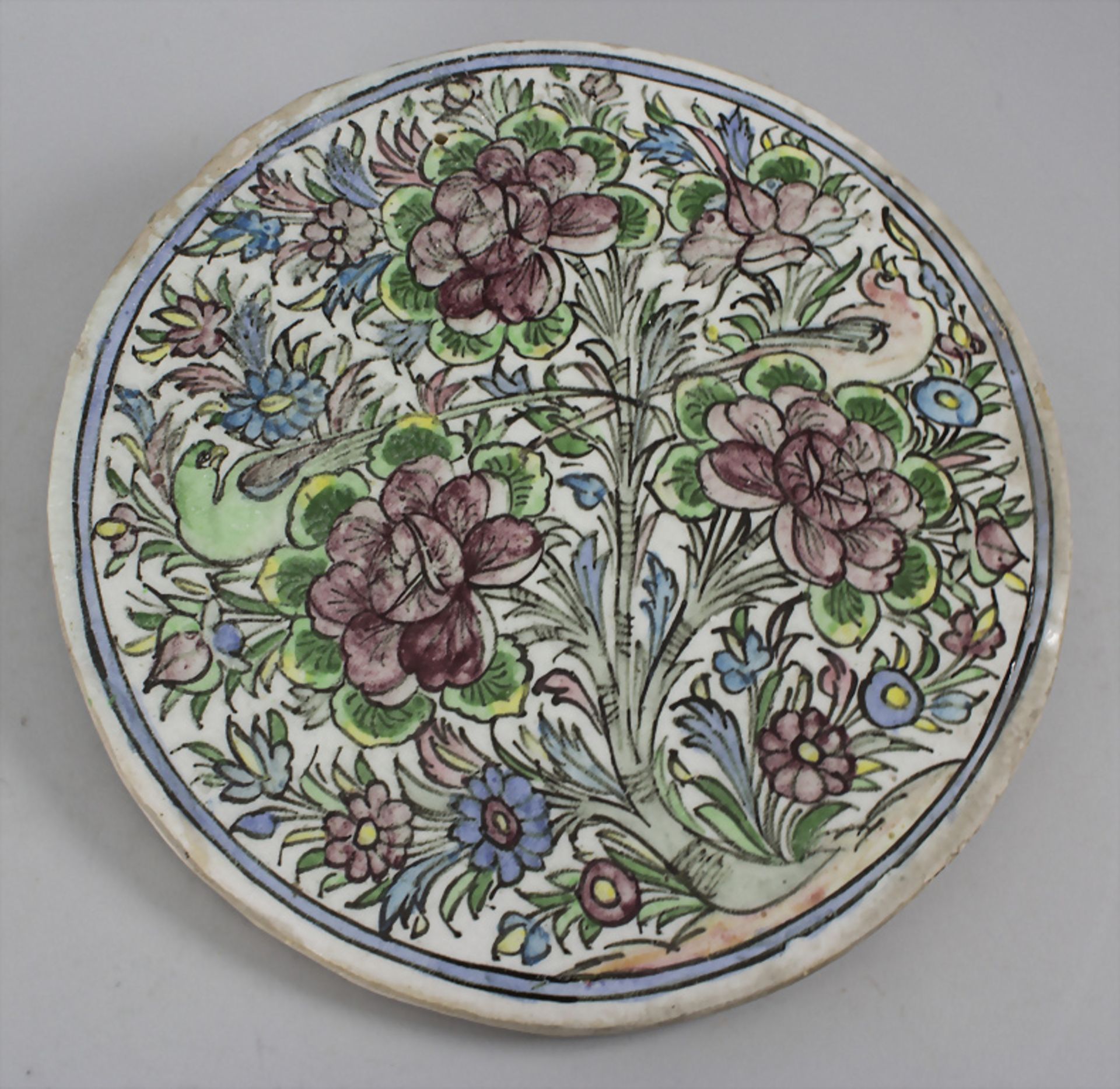 Runde Wandfliese mit Blumen- und Papageiendekor / A round wall tile mit flower and parrot decor