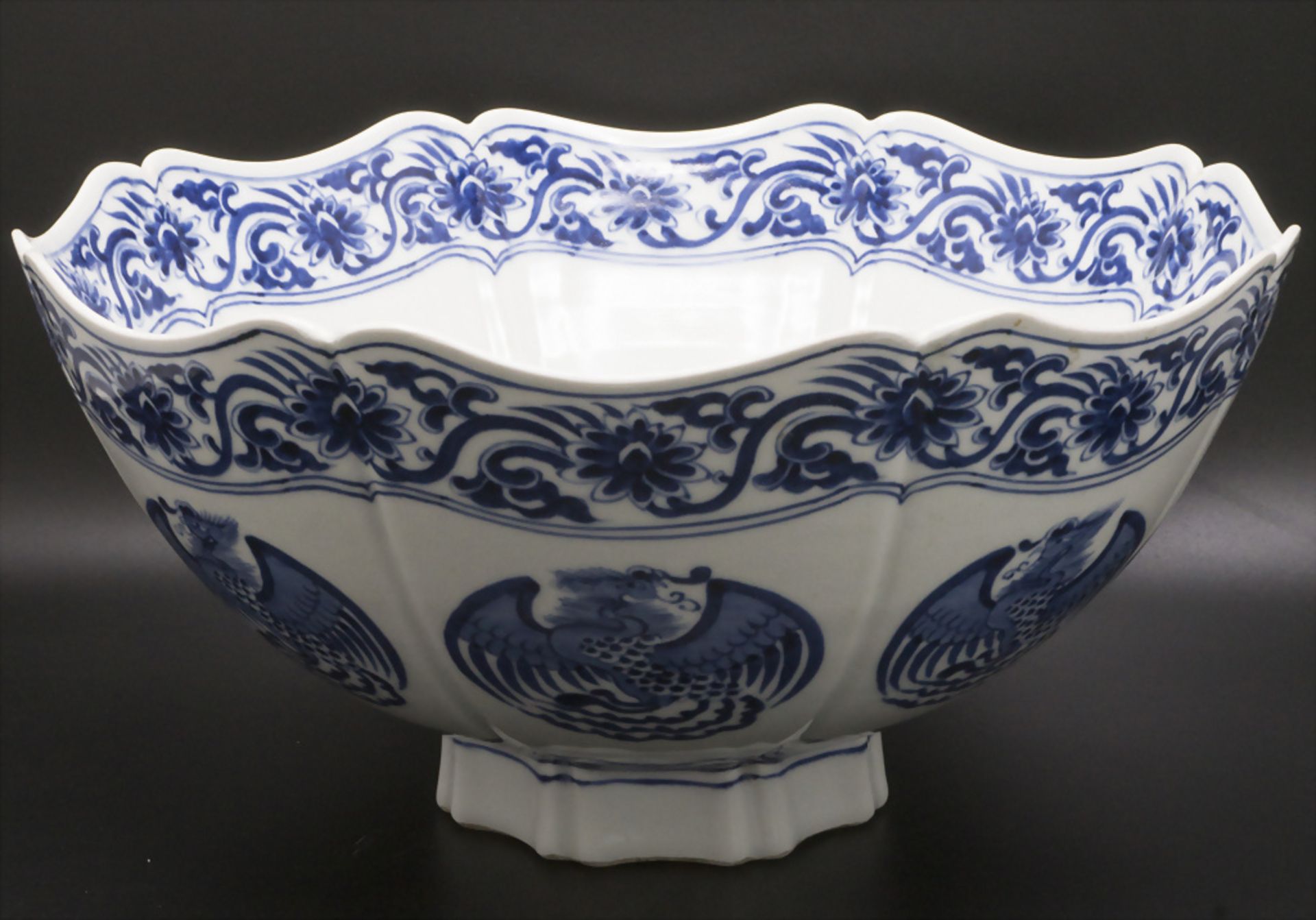 Große Schale / A large porcelain bowl, China, Qing-Dynastie (1644-1911), wohl 19. Jh.