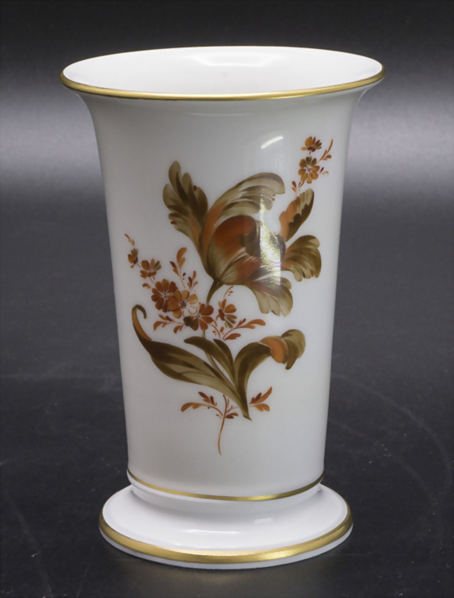 Kleine Trichtervase mit feiner Blumenmalerei / A small vase with flowers, Meissen, 2. Hälfte ...