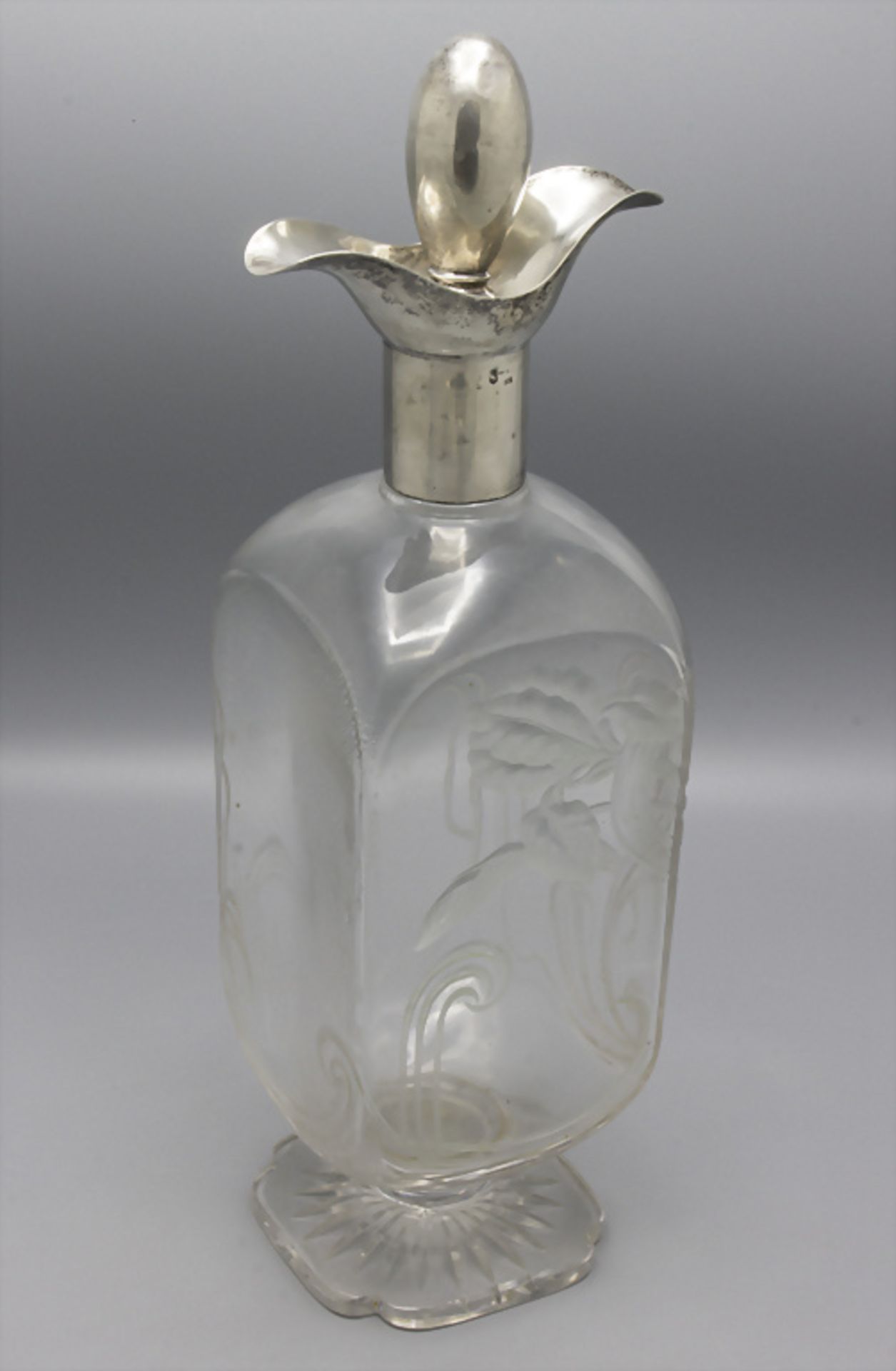 Jugendstil Weinkaraffe mit Silbermontur / An Art Nouveau wine decanter with silver mount, ...