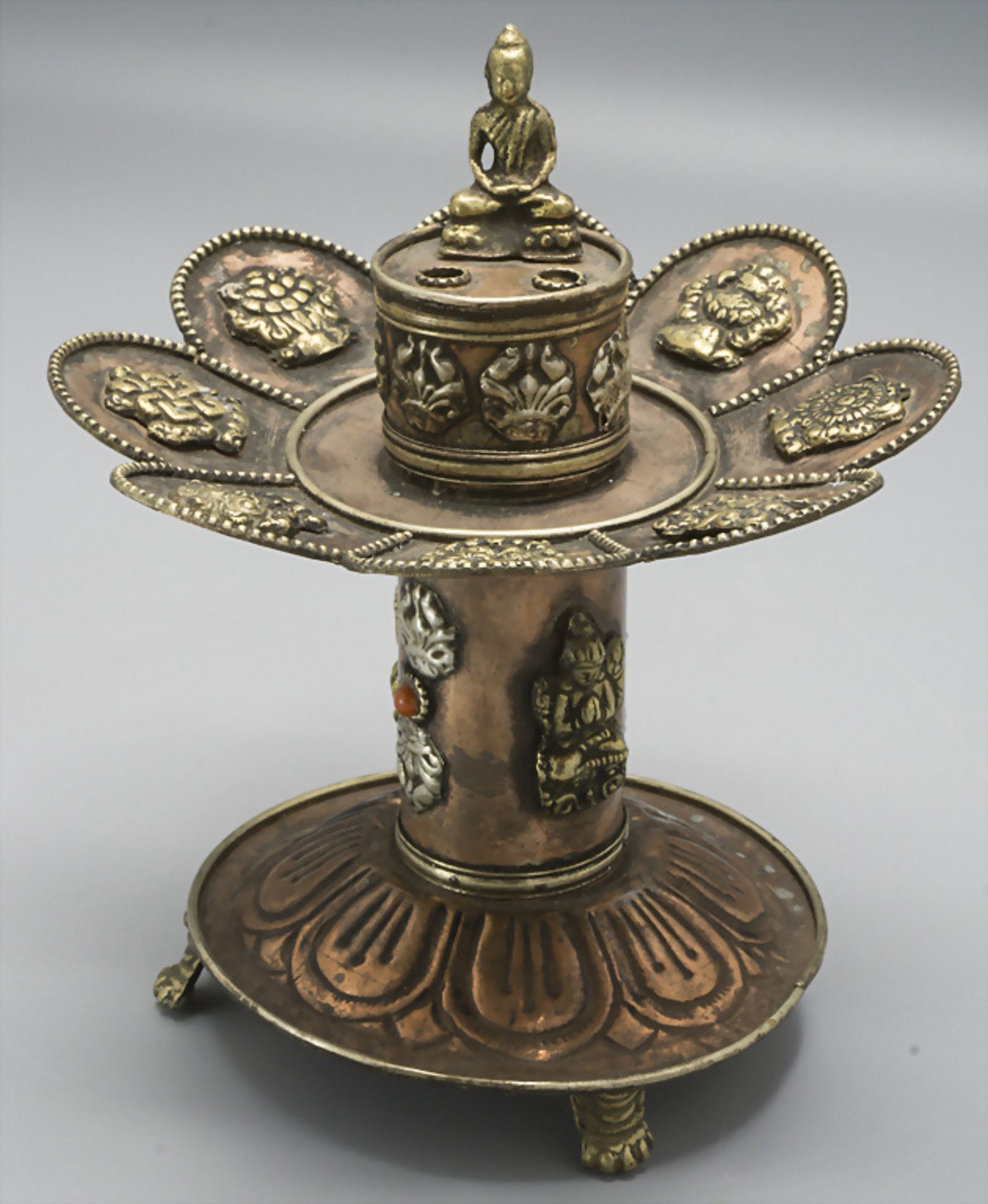 Halter für 2 Räucherstäbchen mit sitzendem Buddha / A holder for 2 incense sticks, Tibet, 20. Jh.