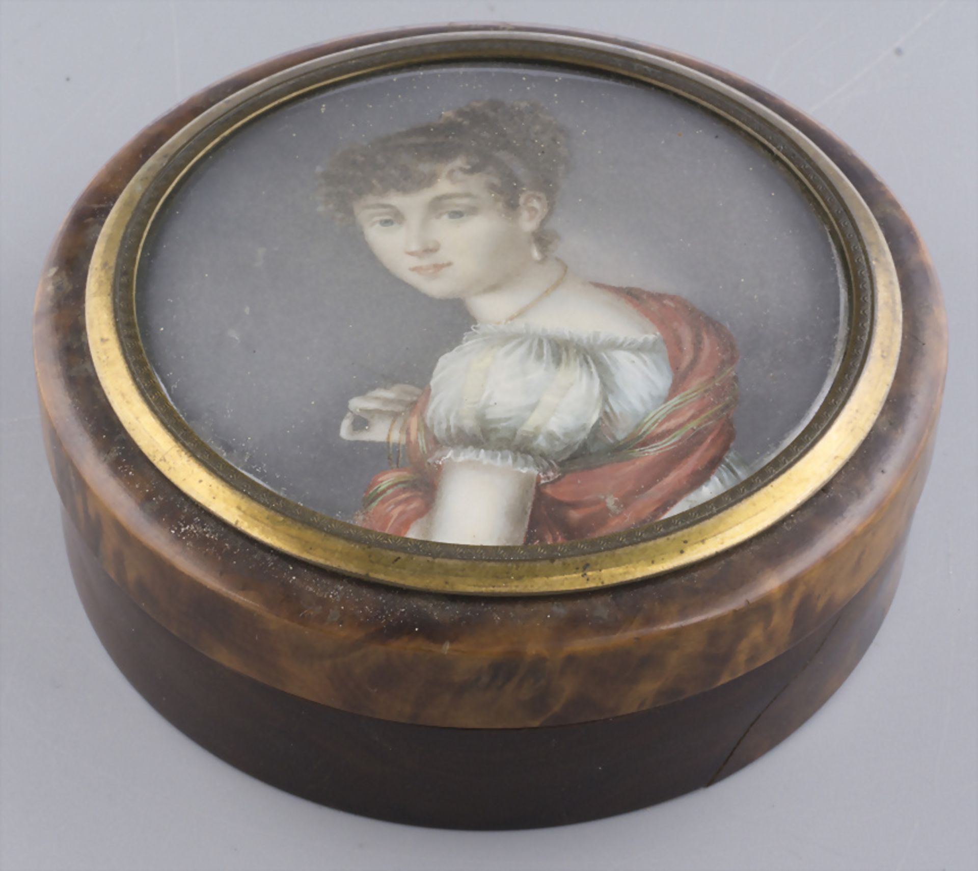Deckeldose mit Empire Miniatur Porträt einer jungen Dame, wohl Frankreich, Anfang 19. Jh.