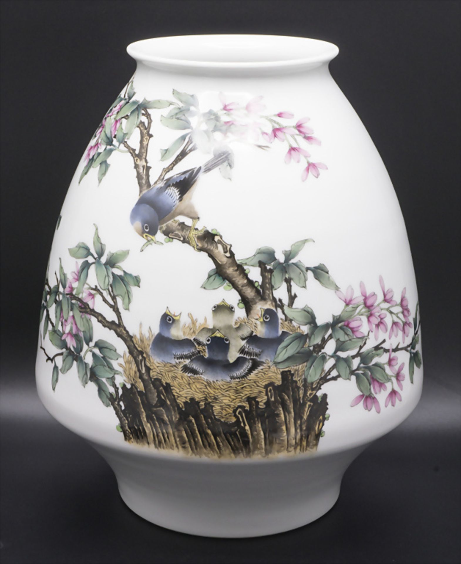 Ziervase / A decorative porcelain vase, China, 1. Hälfte 20. Jh.