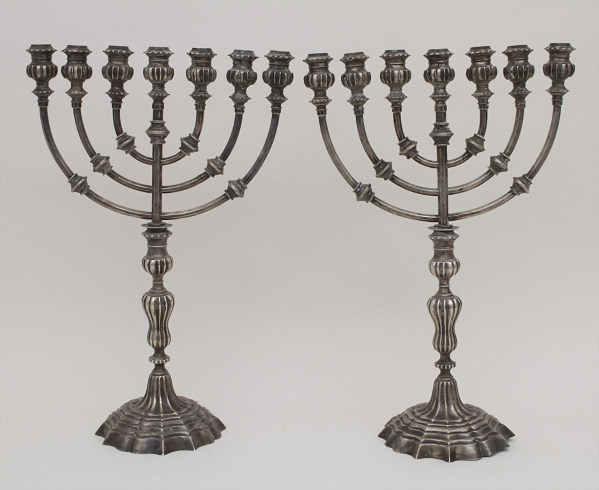 Paar Chanukka-Leuchter / A pair of hanukkah silver candlesticks, deutsch, um 1875