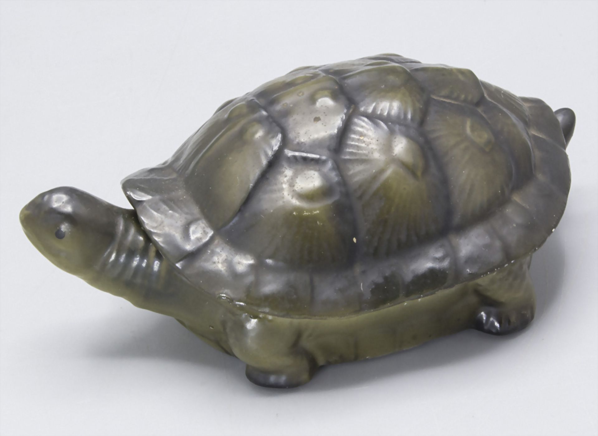 Schildkröte als Zierdose / A turtle as decorative box, Scheibe-Alsbach, Anfang 20. Jh.