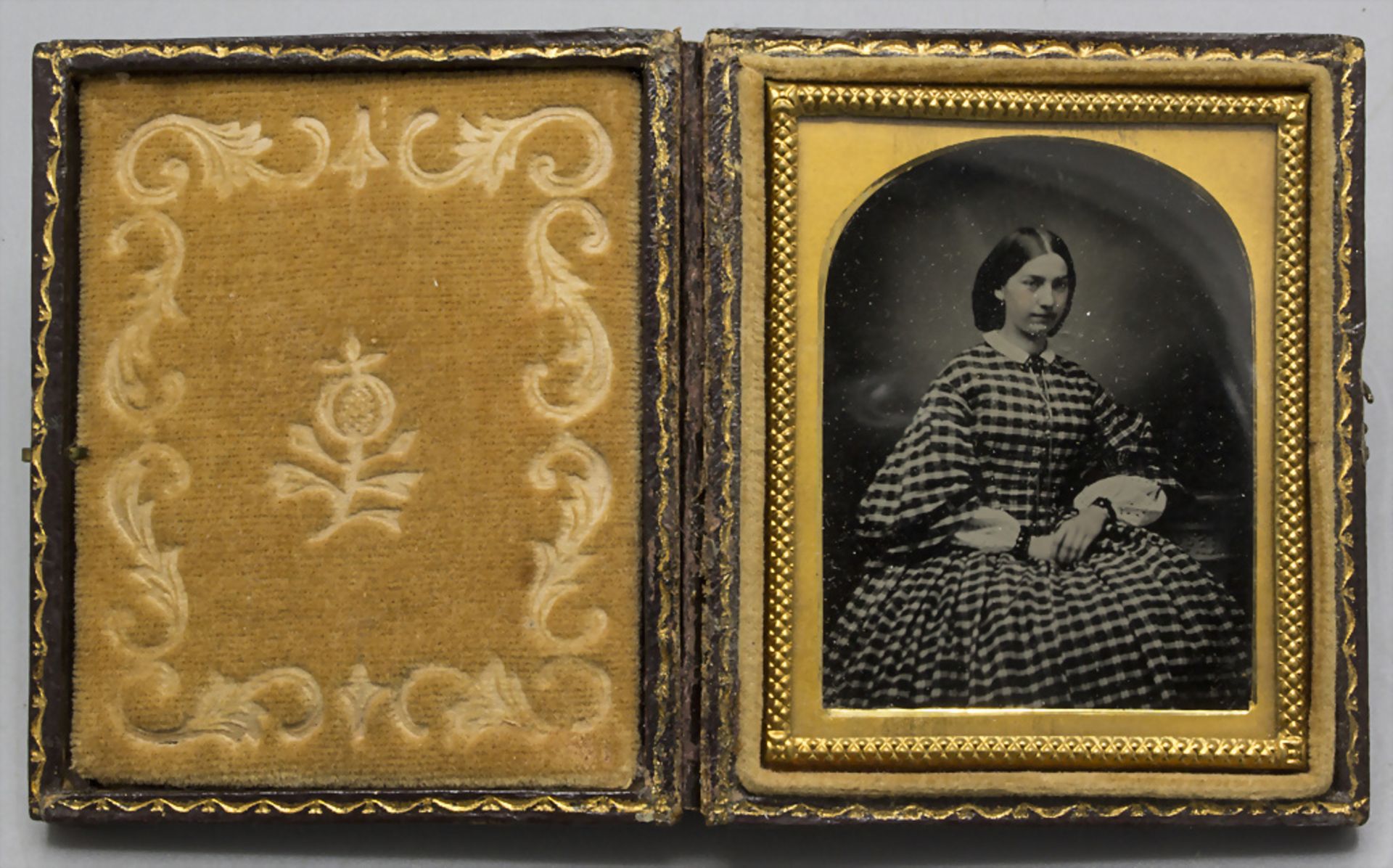 Frühe Fotografie / Daguerreotypie in Rahmen mit Etui / An early photograph in a frame and a case