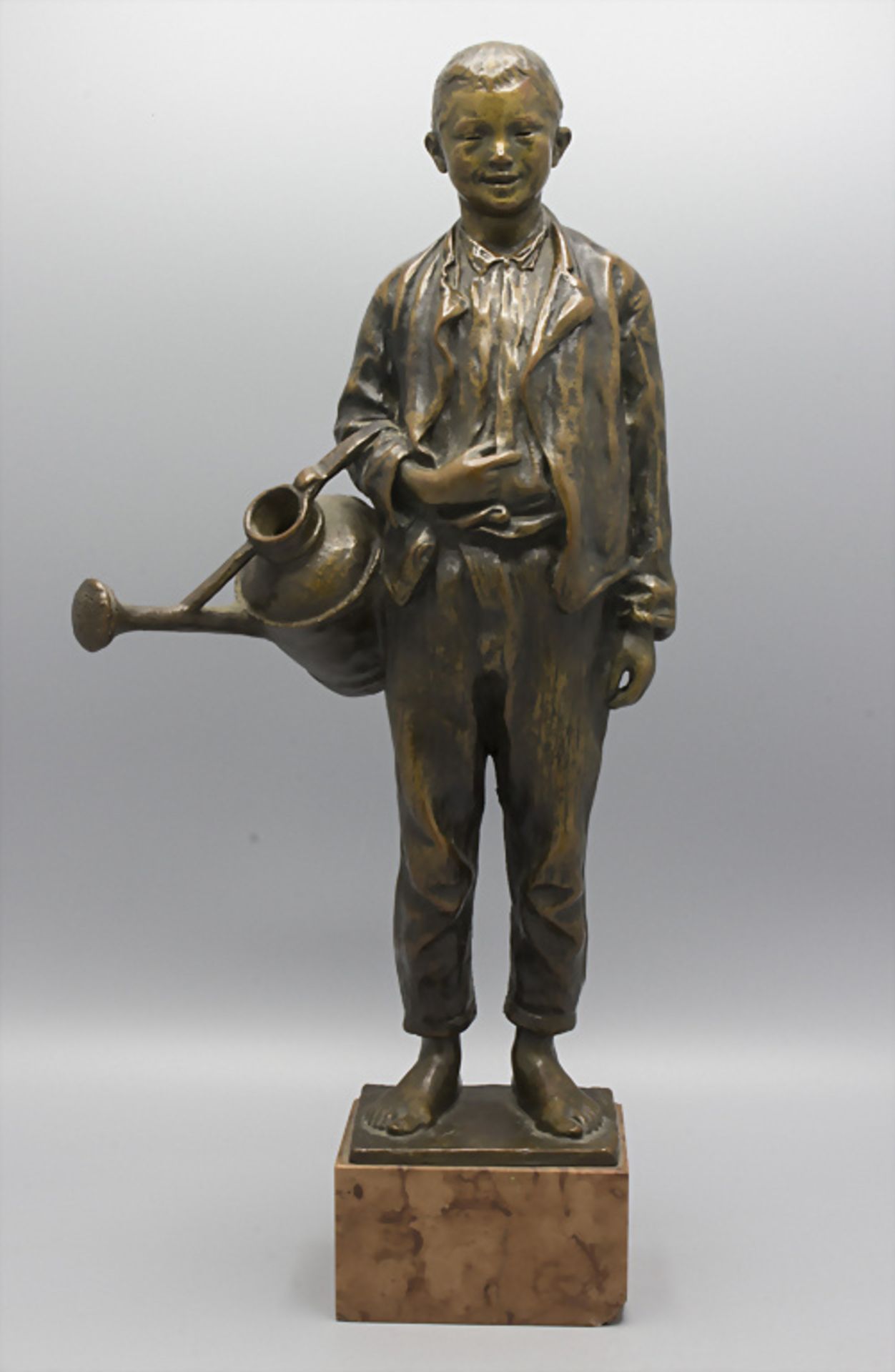 Grinsender Junge mit Gießkanne / A grinning boy with a watering can, wohl Bergmann, Wien, um 1900