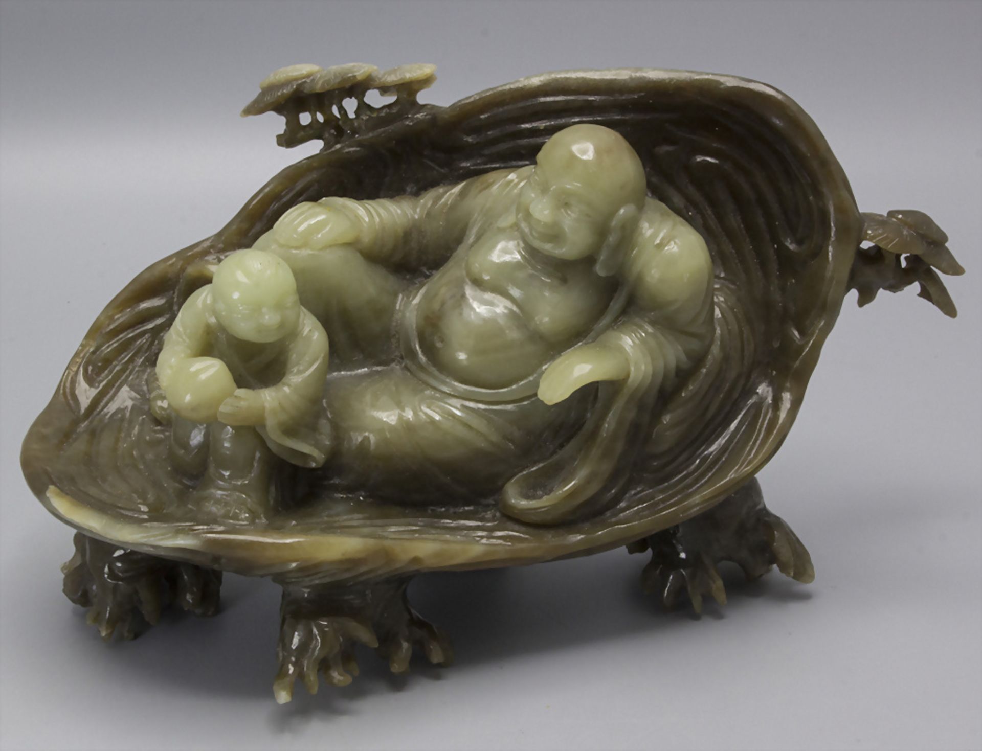 Liegender Glücksbuddha mit Adoranten / A reclining Buddha with adorers, China, 19./20. Jh.