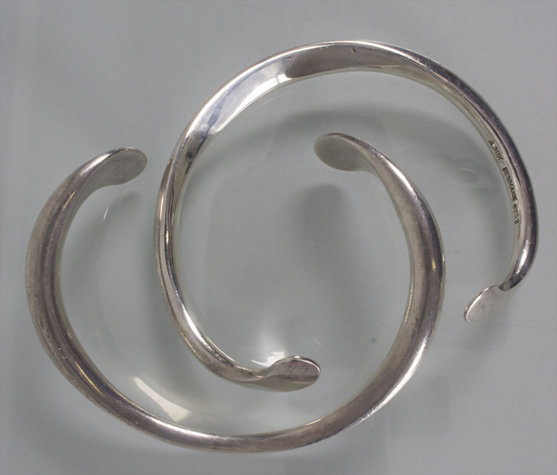 2 Armreife aus Sterlingsilber / 2 sterling silver bangles, Dänemark