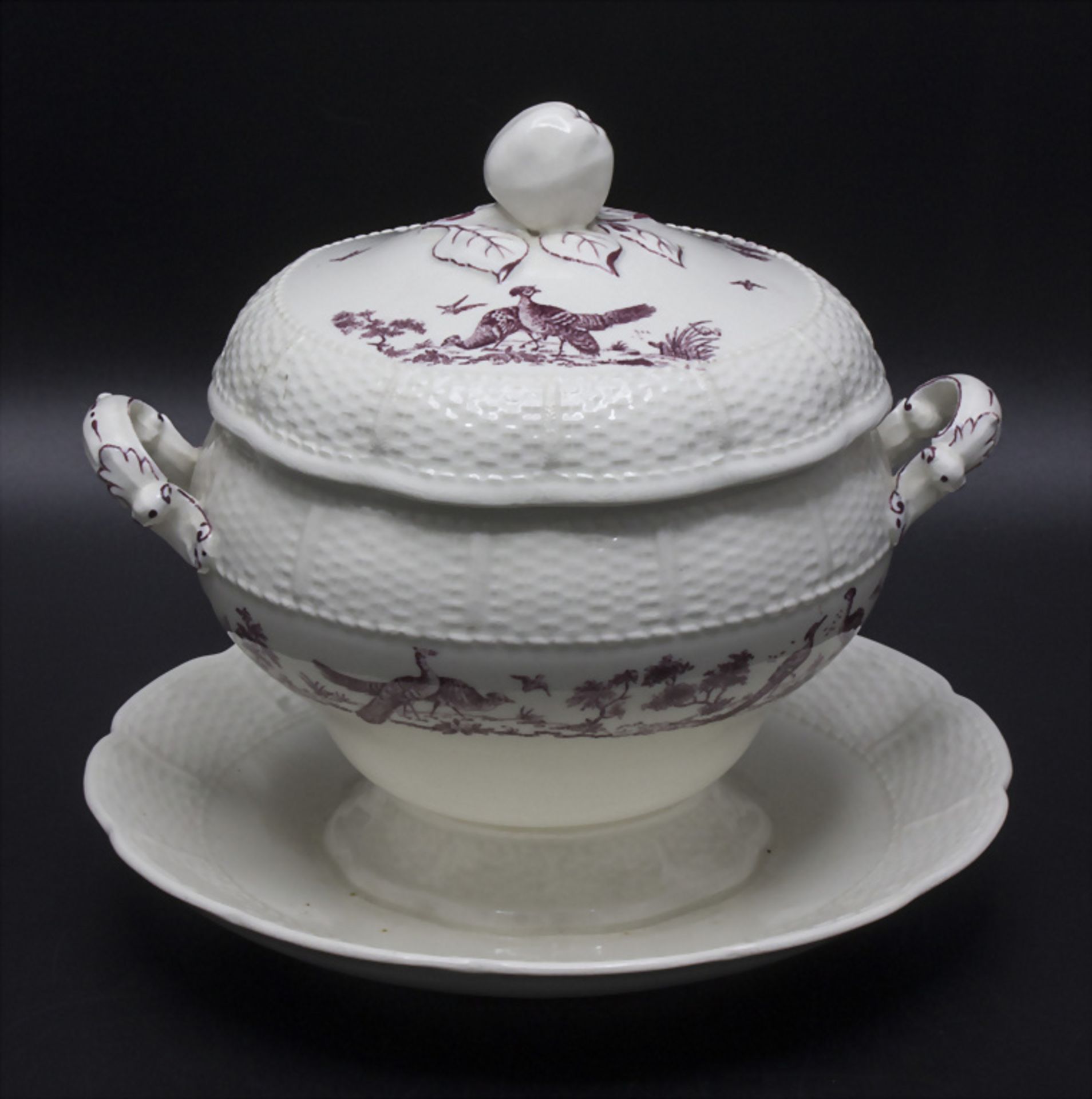 Kleine Deckelterrine auf Presentoir / A creamware tureen with underplate, Wedgwood für Perrier ...