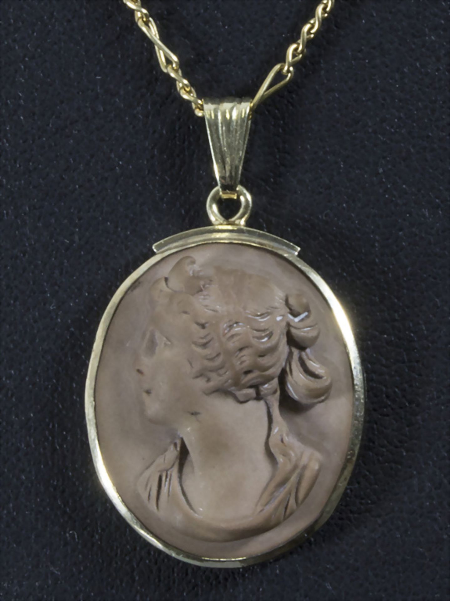 Goldkette mit Anhänger / A 14ct gold necklace with a cameo
