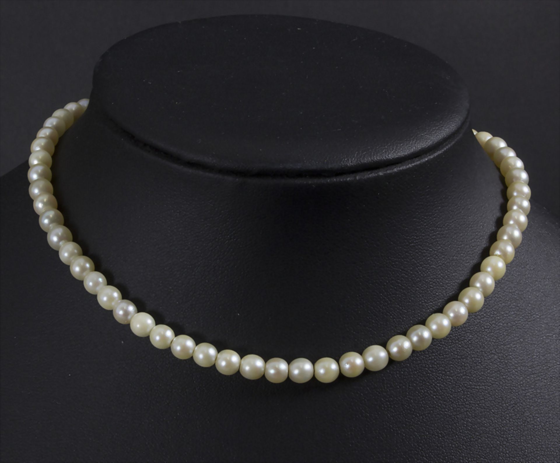 Perlenkette / A pearl necklace with 14ct white gold chain clasp