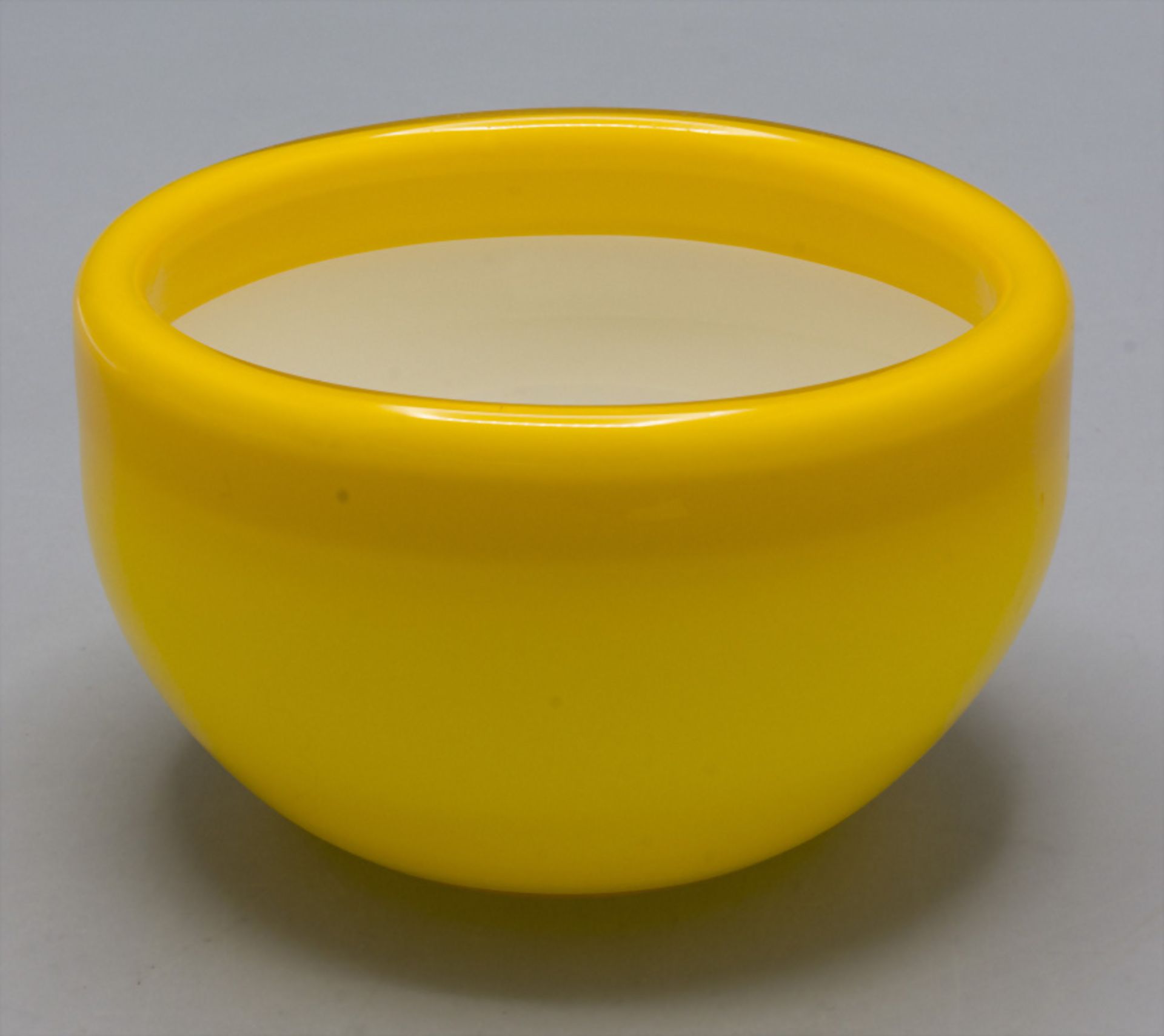 Senfgelbe Glasschale / A mustard yellow glass bowl, 1960er Jahre