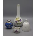 Vasen, Kännchen und Glocke / Vases, a jug and a bell