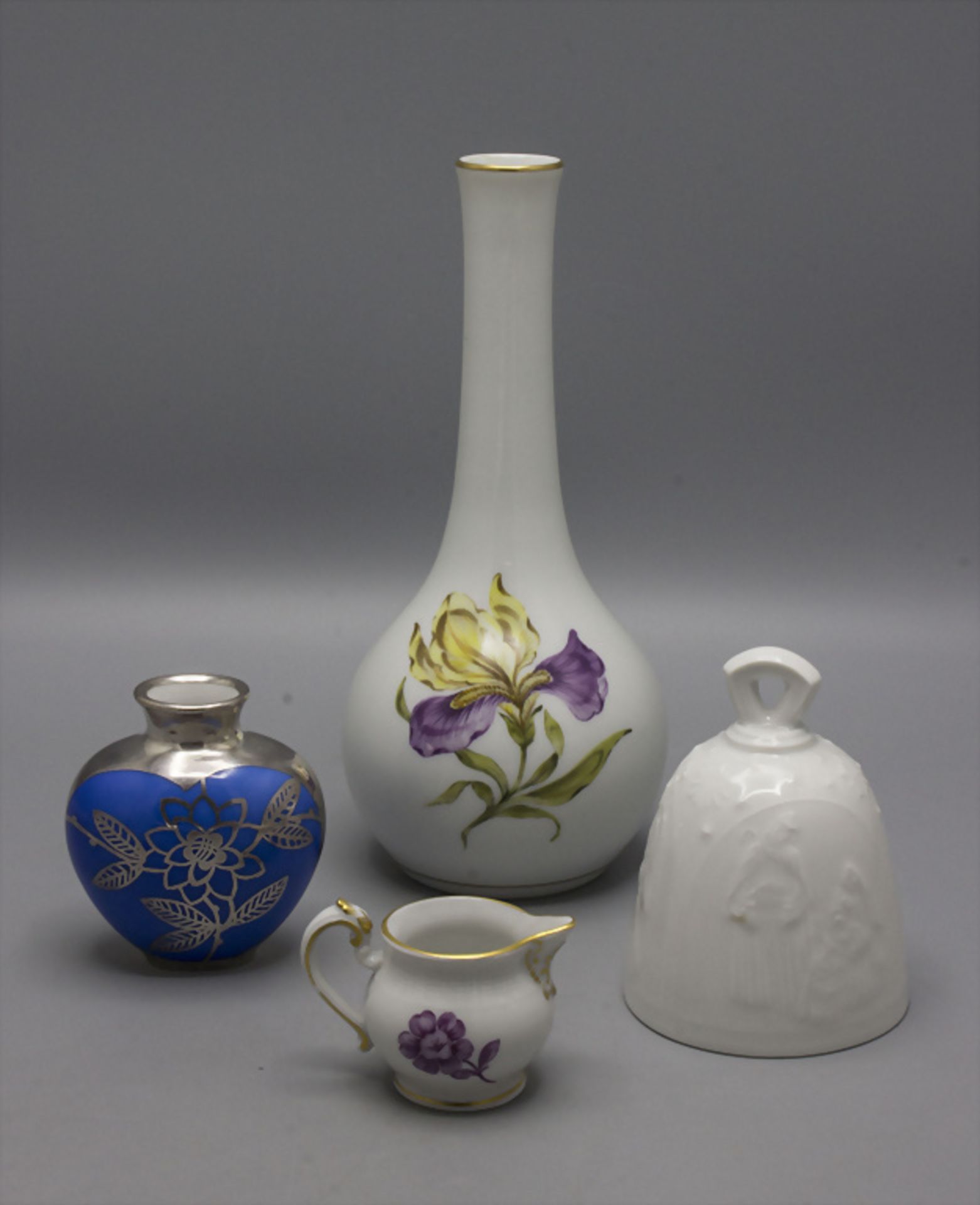 Vasen, Kännchen und Glocke / Vases, a jug and a bell