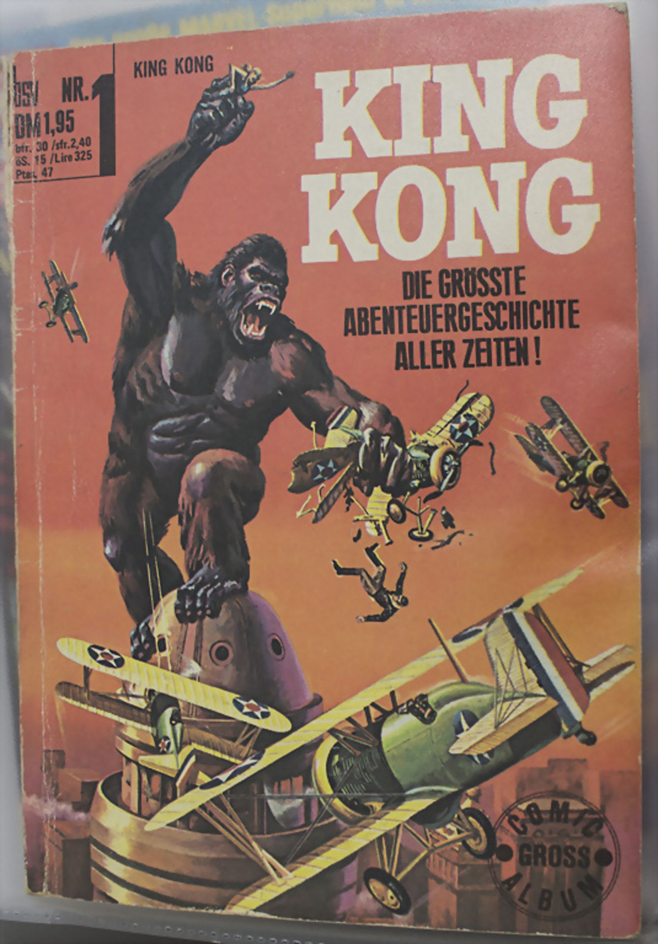 Ein Ordner und ein Stapel Comics in deutscher Sprache
