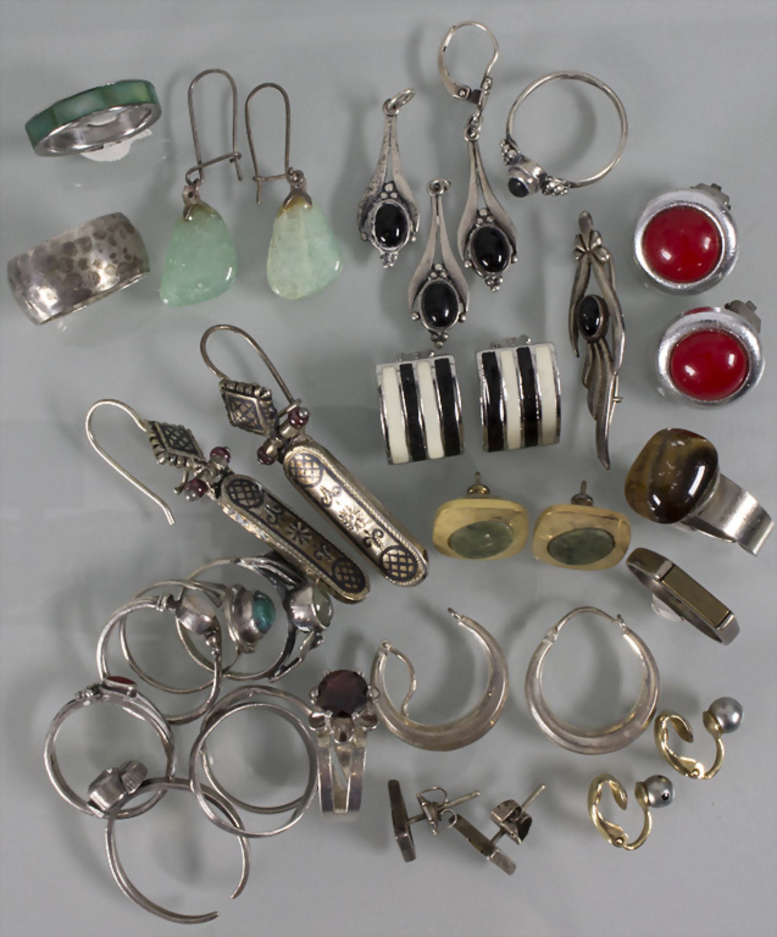 Konvolut aus 35 Teilen Silberschmuck / A set of 34 pieces of silver jewellery