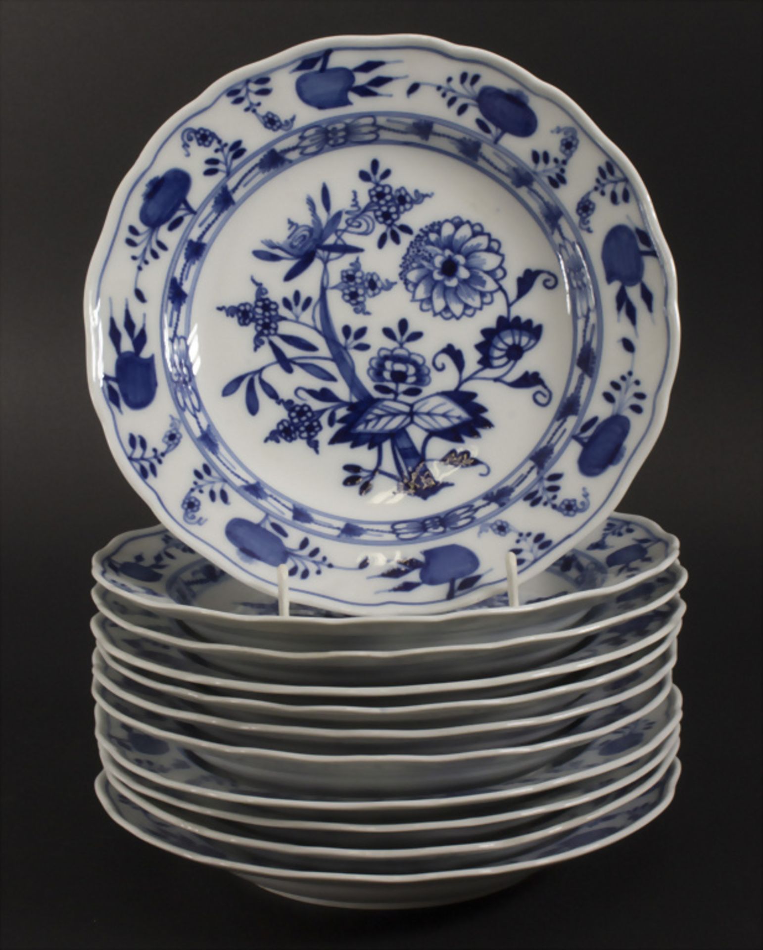 Restservice 11 Zwiebelmuster Speiseteller / 11 onion pattern dinner plates, Meissen, 19. Jh.