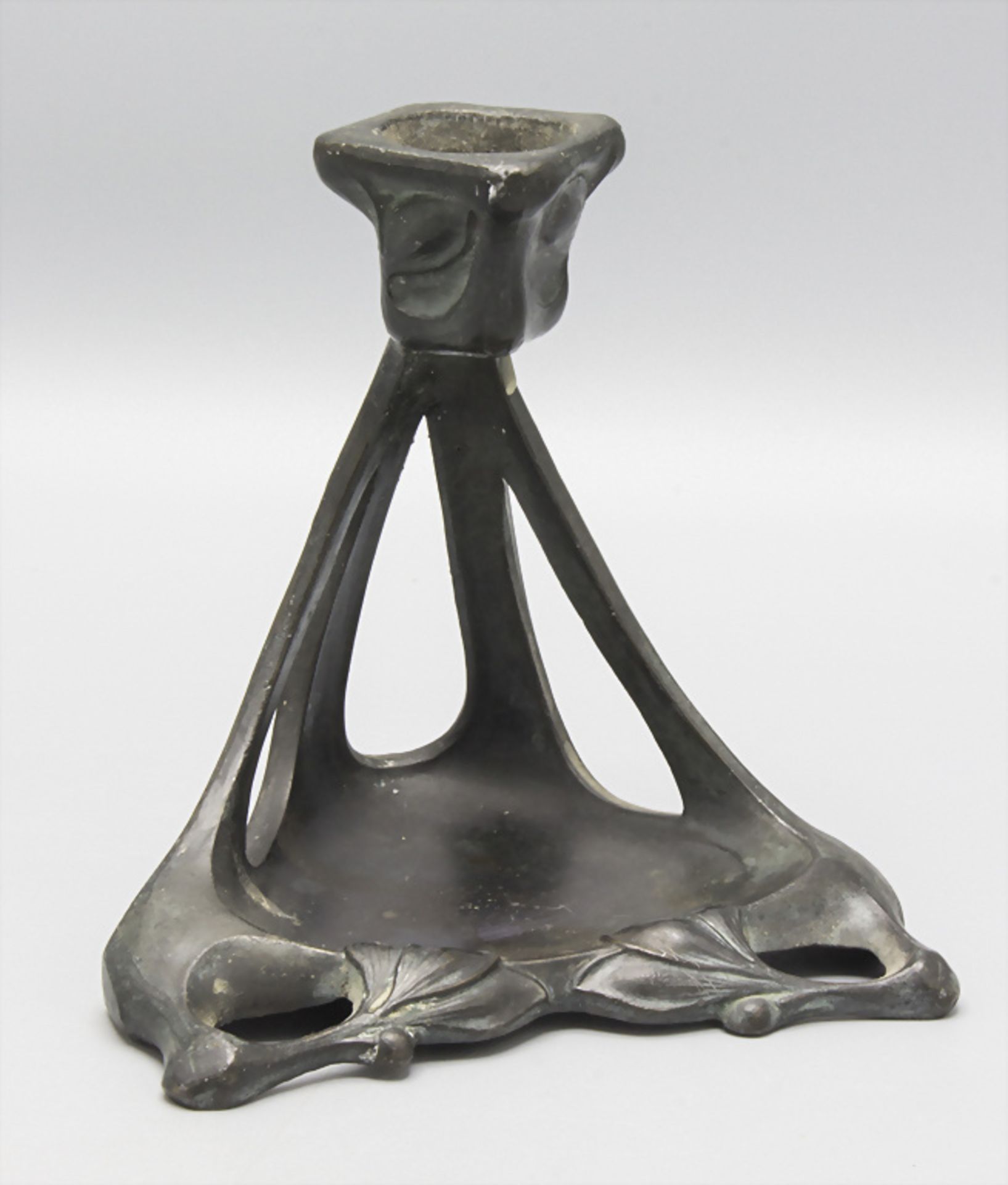 Jugendstil Kerzenhalter mit Ablage / An Art Nouveau tin candle holder, deutsch, um 1900