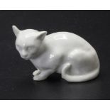 Miniaturfigur 'Katze' / A miniature figurine of a cat, KPM Berlin, 20. Jh.