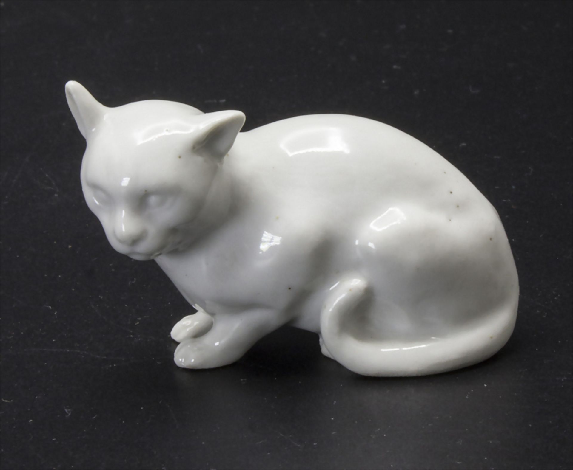 Miniaturfigur 'Katze' / A miniature figurine of a cat, KPM Berlin, 20. Jh.