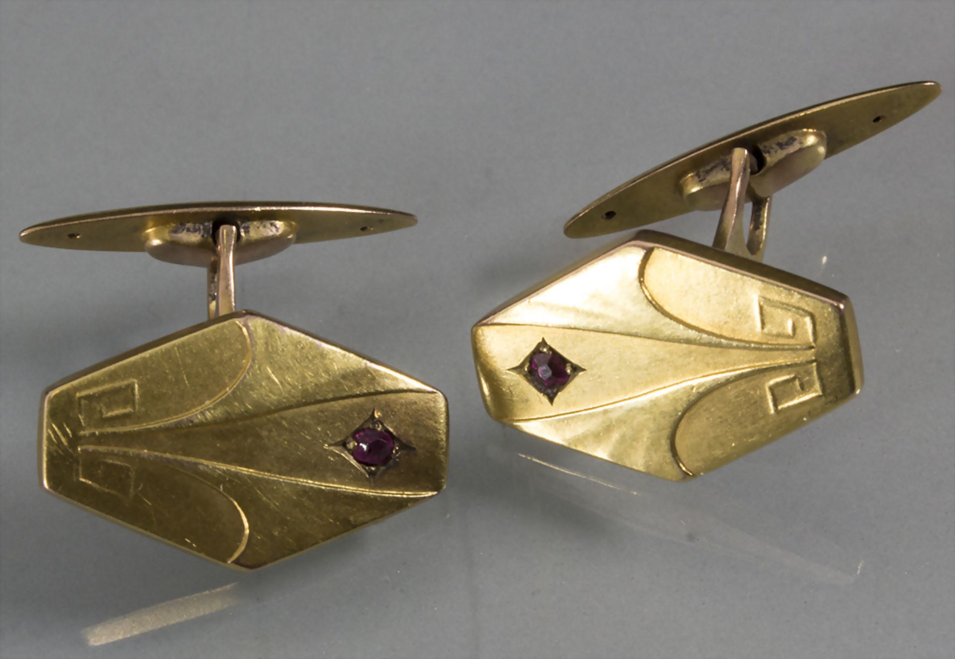 Paar Jugendstil Manschettenknöpfe / A pair of Art Nouveau 8ct gold cufflinks with rubies, um 1910