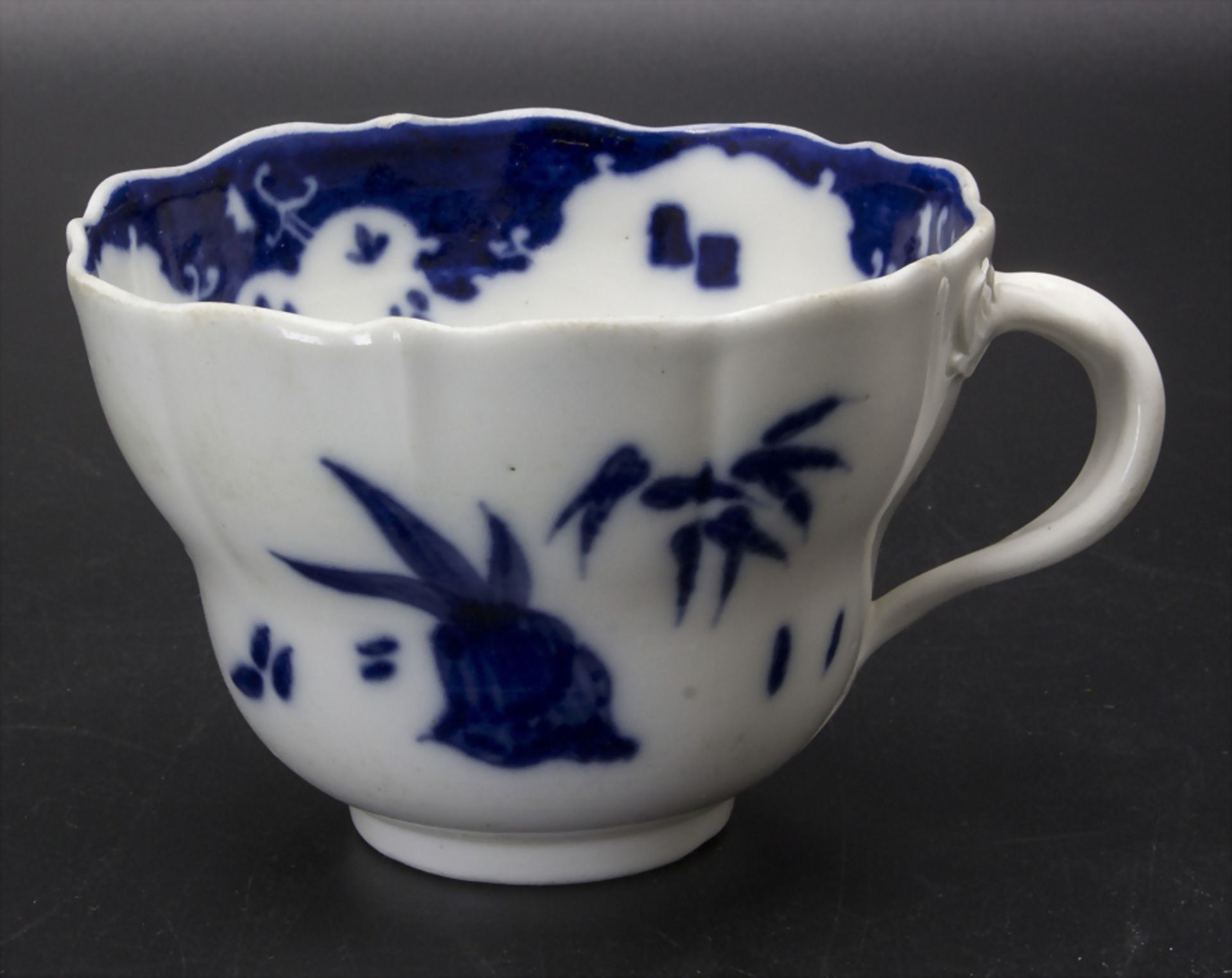 Tasse mit Blaumalerei / A cup with decoration in blue, Meissen, wohl 18. Jh.