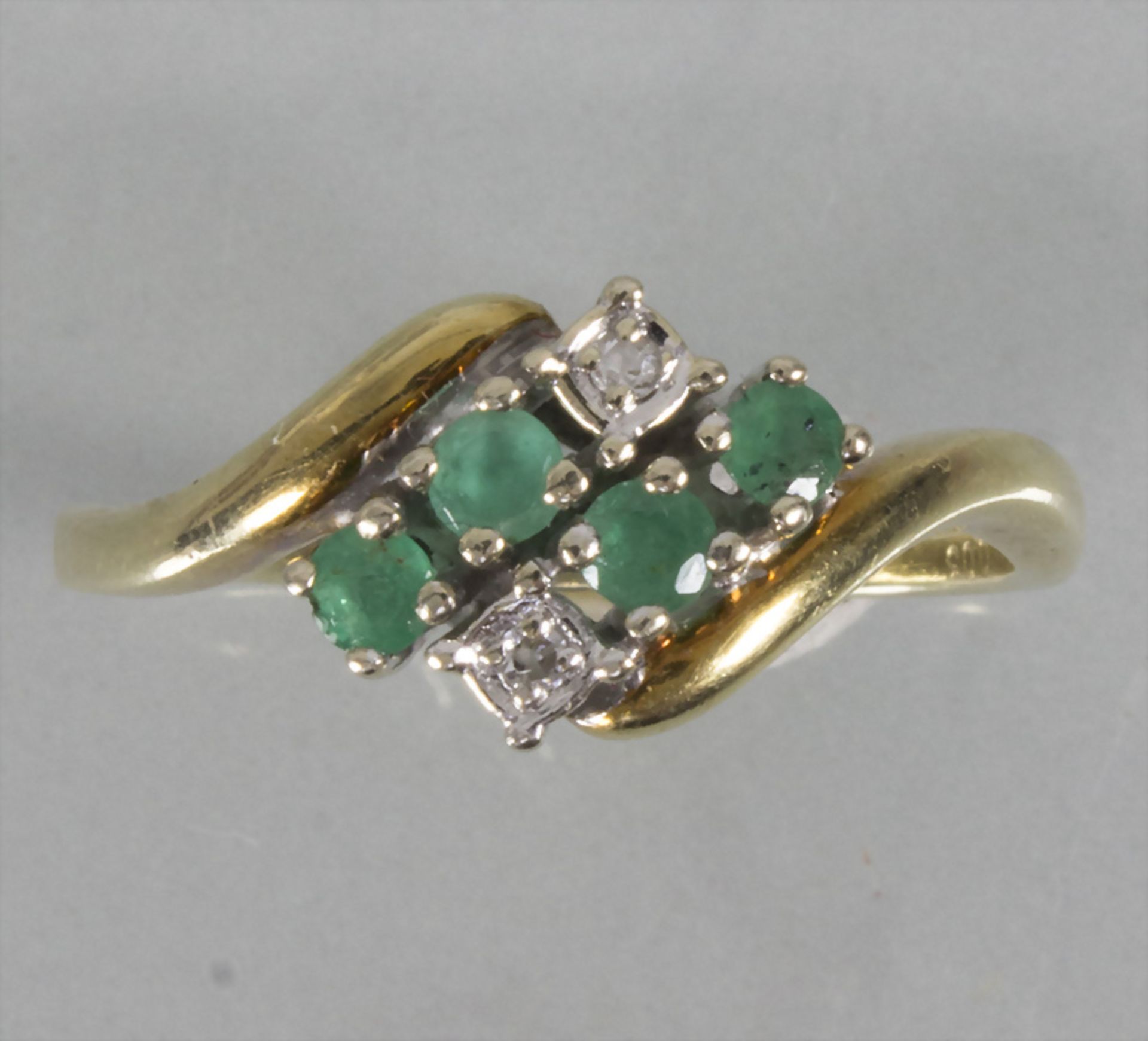 Damenring mit Diamanten und Smaragden / A 14 ct gold ring with diamonds and emeralds