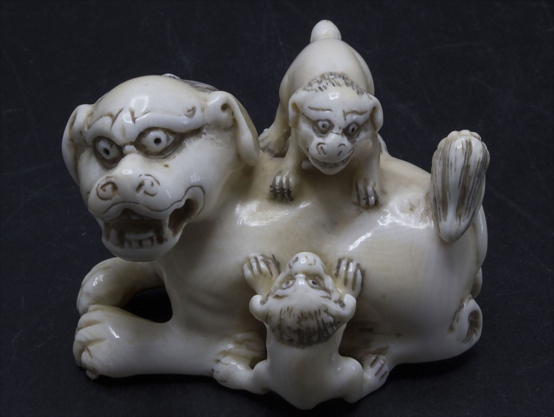 Netsuke 'Fo Hunde' / A netsuke 'Foo dogs', um 1900