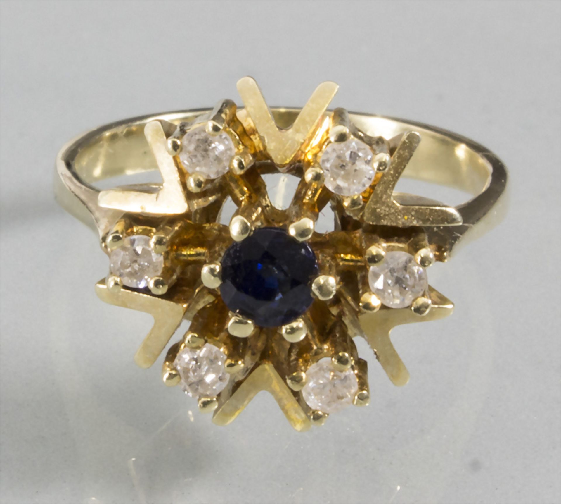 Damenring mit Saphir und Diamanten / A ladies 14ct gold ring with sapphire and diamonds