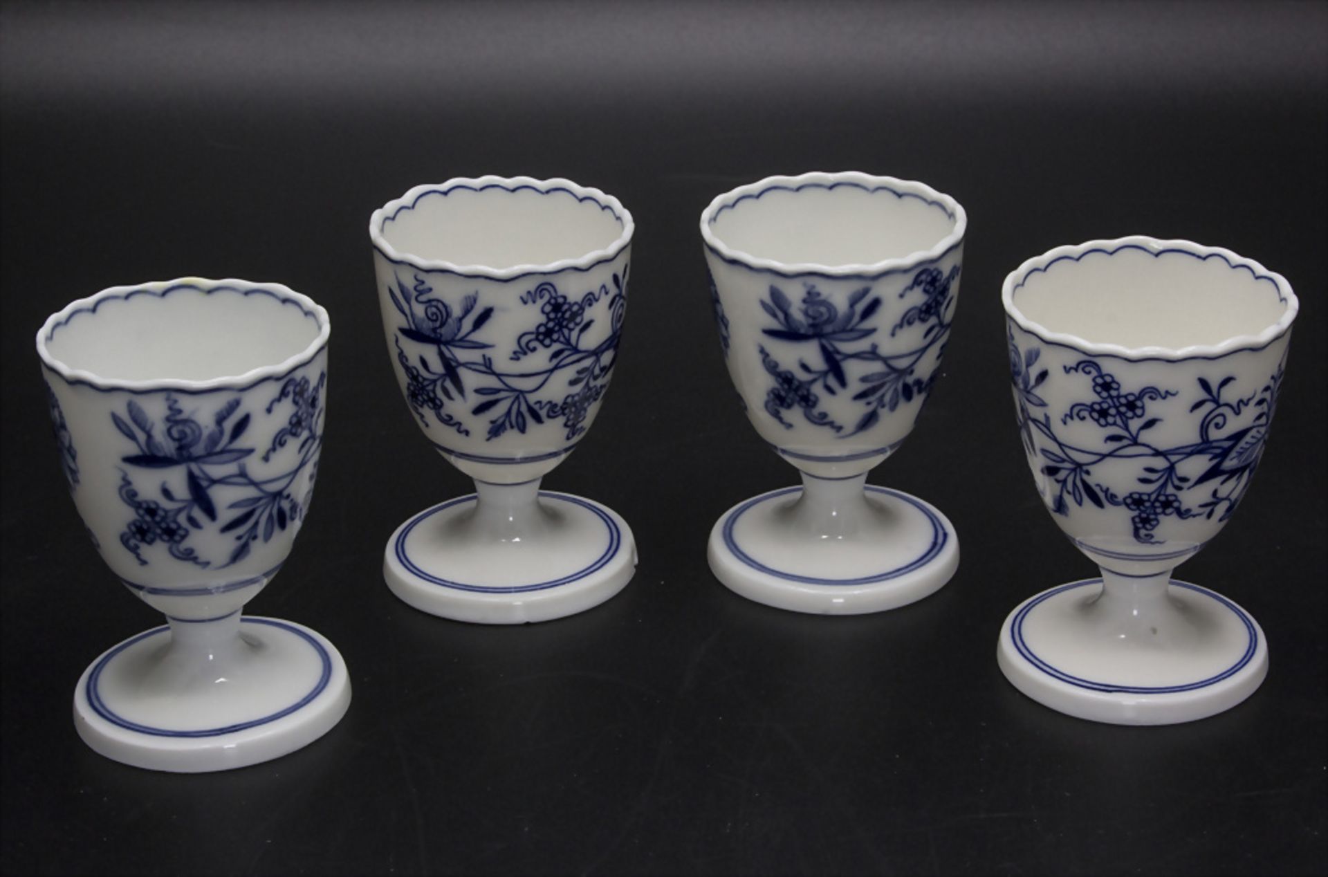 4 Zwiebelmuster Eierbecher / 4 onion pattern egg cups, Meissen, 19. Jh.