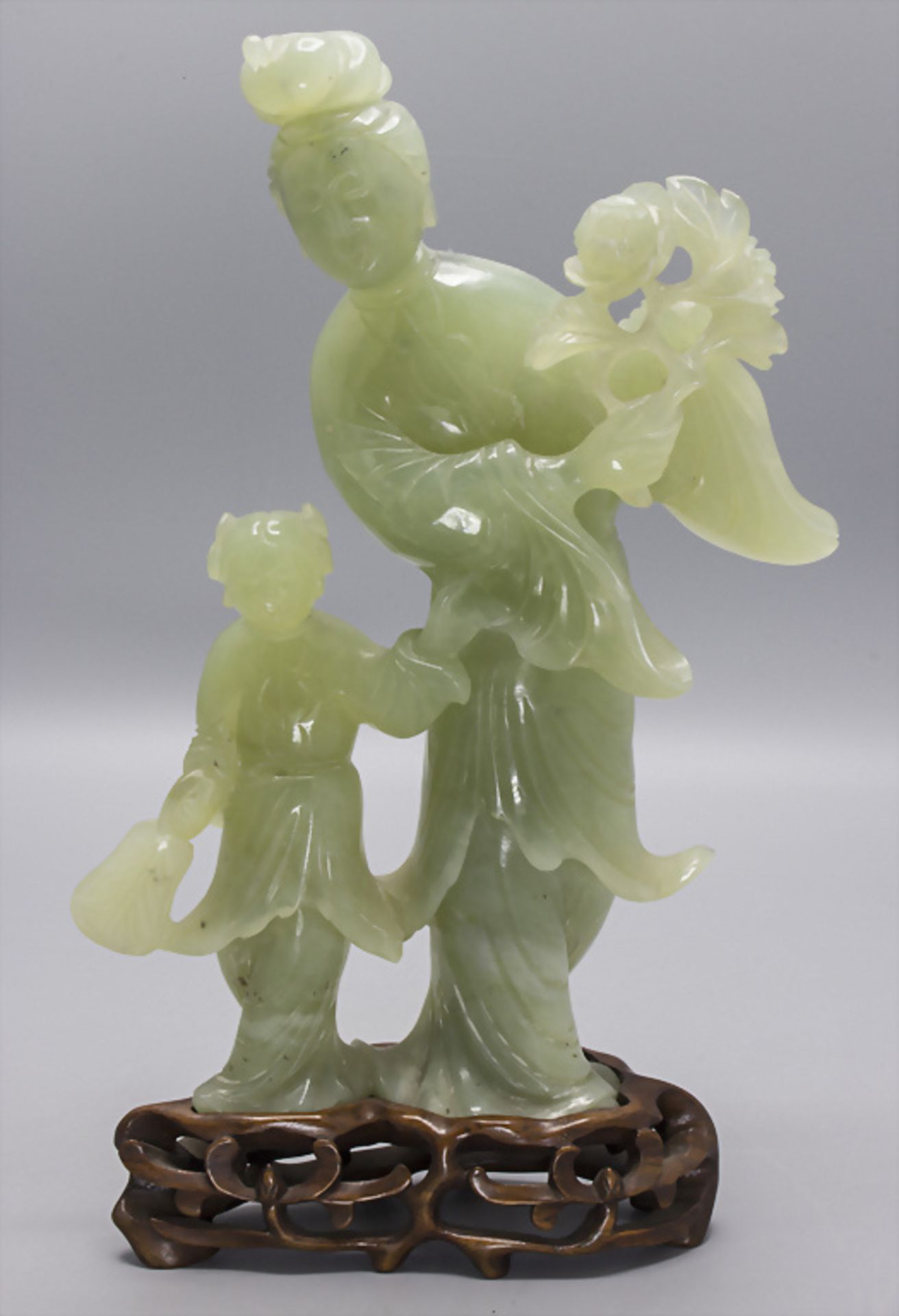 Jade-Doppelfigur einer Mutter mit Kind / A jade double figure of a mother with a child, China, ...