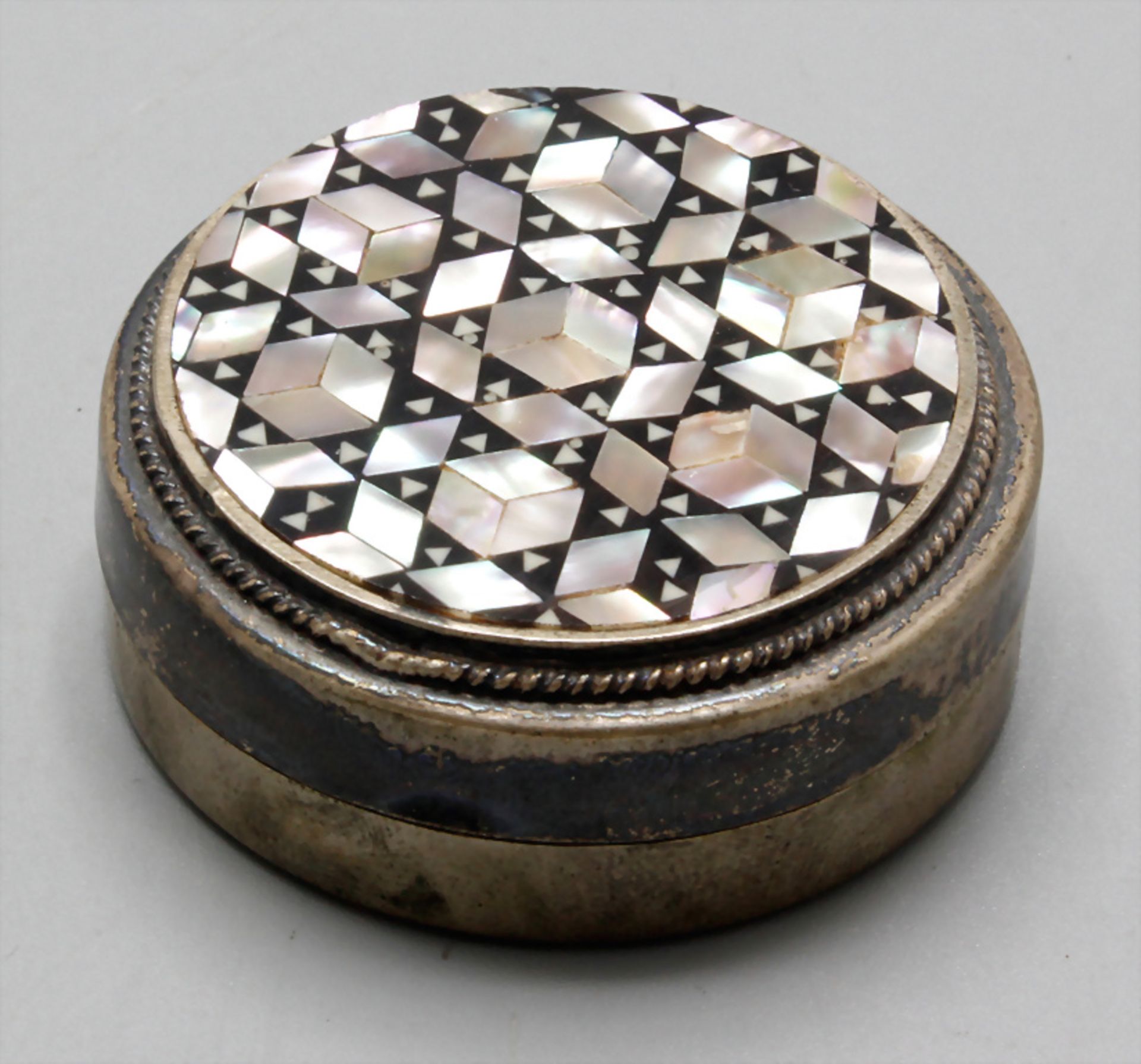 Kleine dekorative Dose / A small decorative silver box, Orient, 20. Jh.